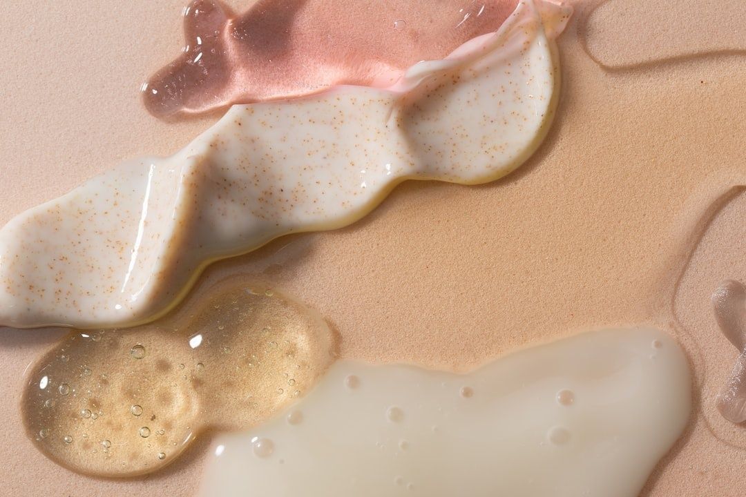 Närbild av hudvårdsprodukter med kräm, gel och olja på beige bakgrund